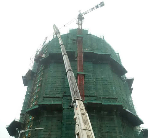 张家口市吊车在工地上作业